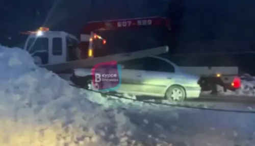 В Барнауле утром 28 января Toyota снесла бетонный столб