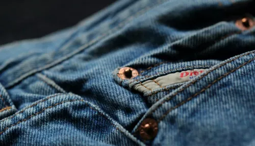 В Алтайском крае мать принесла сыну в СИЗО джинсы с наркотиками в кармане