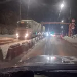 На въезде в Барнаул очередная фура подперла ограничитель