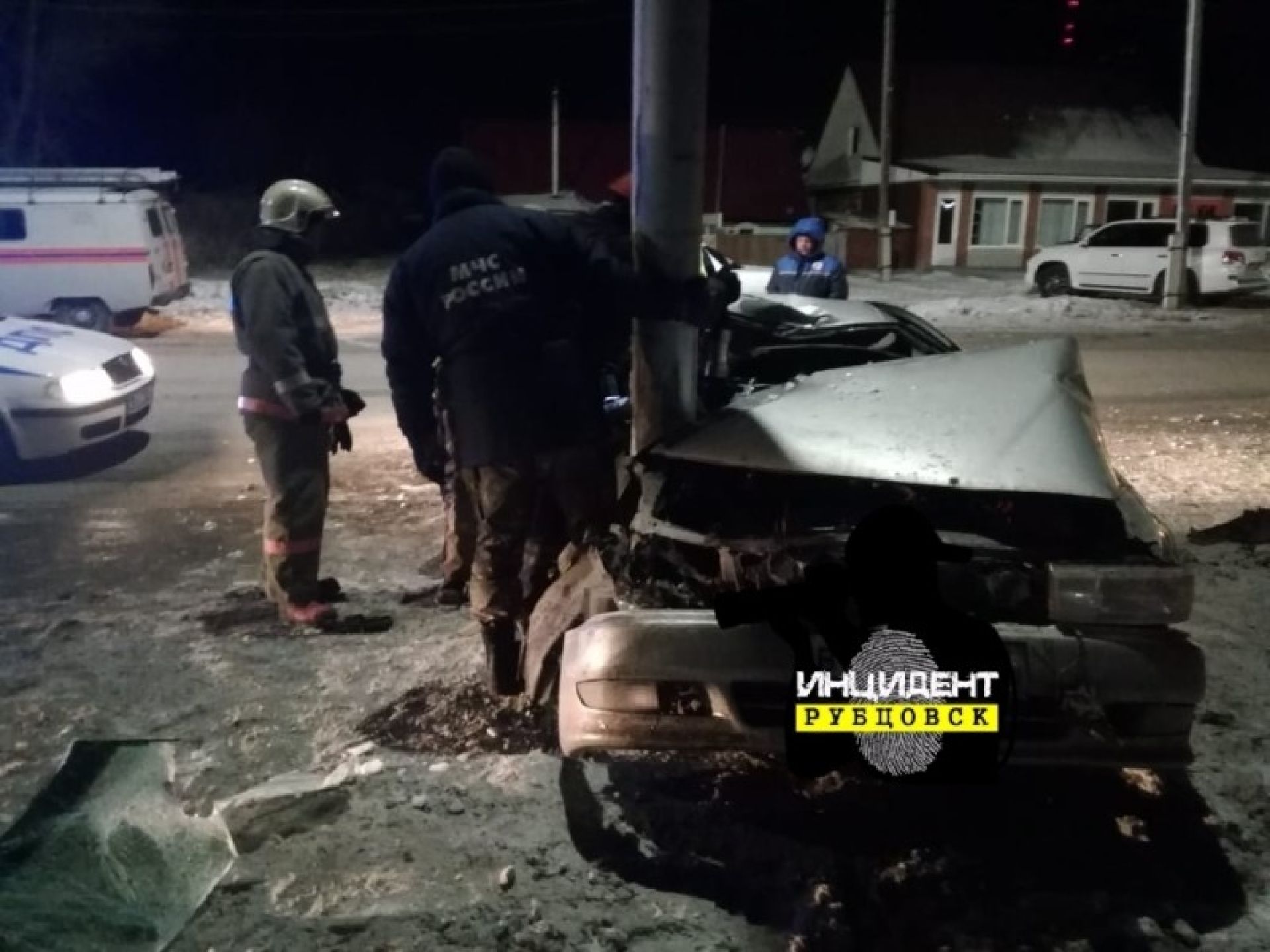 Пьяный водитель Toyota Cresta въехал в столб в Рубцовске - Толк 15.11.2018