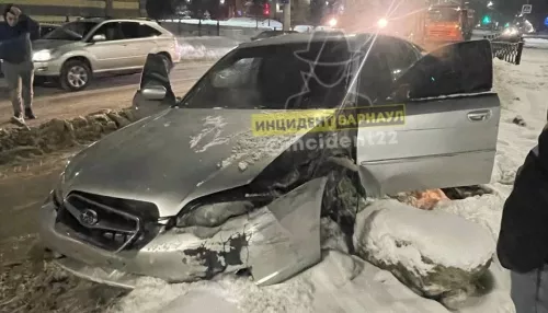 В Барнауле на площади Октября иномарка влетела в снежный вал и ограждение