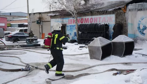 В Барнауле горит административное здание на площади 200 квадратов