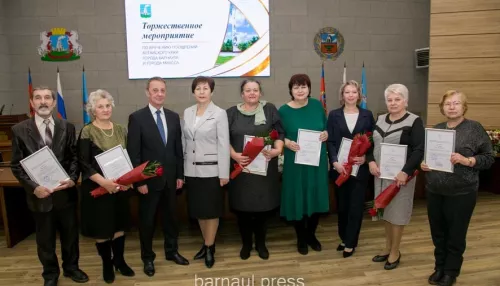 В администрации Барнаула вручили награды за помощь бойцам спецоперации