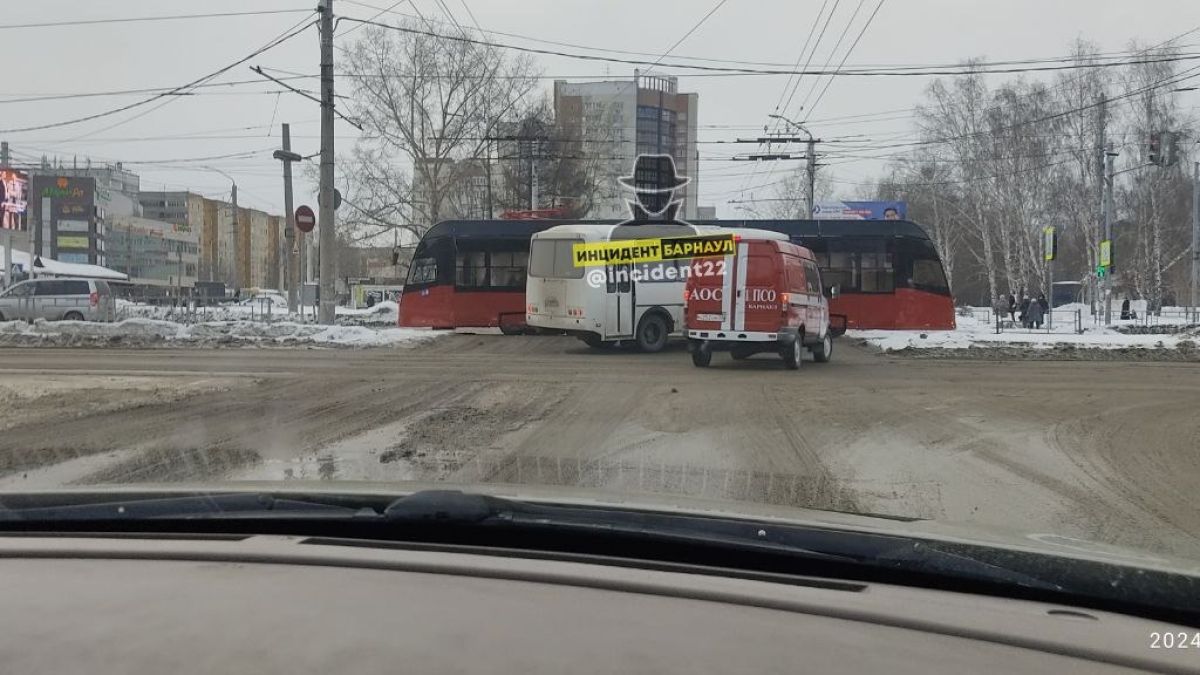 Трамвай на ул. Попова
