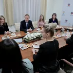 Глава Алтайского края встретился с женами погибших бойцов СВО