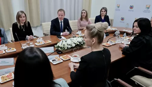 Глава Алтайского края встретился с женами погибших бойцов СВО