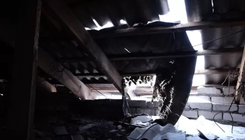 В алтайском селе жильцы дома страдают от потопов из-за сорванной ураганом крыши