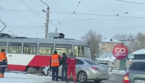 В Барнауле на Малаховском кольце легковушка врезалась в трамвай