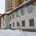 Собрали вещи и ждут оценку: что будет с жильцами аварийного дома в центре Барнаула
