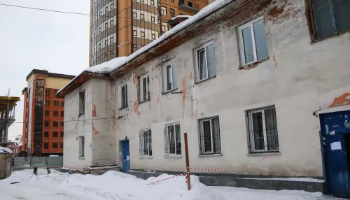Собрали вещи и ждут оценку: что будет с жильцами аварийного дома в центре Барнаула