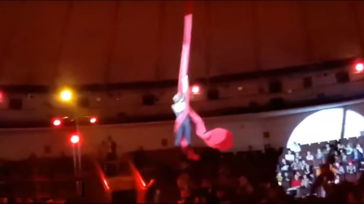 Падение воздушной гимнастки на шоу в Новокузнецке попало на видео