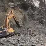 На Алтае огромный кусок скалы рухнул на экскаватор с водителем