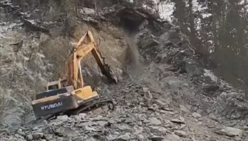 На Алтае огромный кусок скалы рухнул на экскаватор с водителем