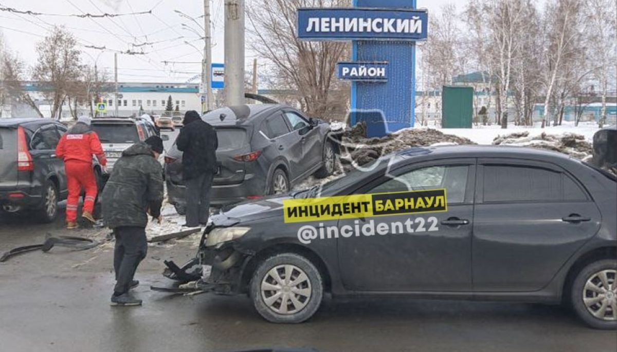 В Барнауле два автомобиля столкнулись на перекрестке Ленина и Космонавтов -  Толк 08.02.2024