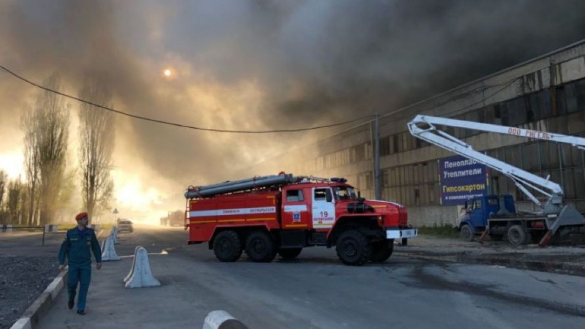 Площадь пожара на заводе во Владикавказе увеличилась до 4,5 тыс. кв. метров