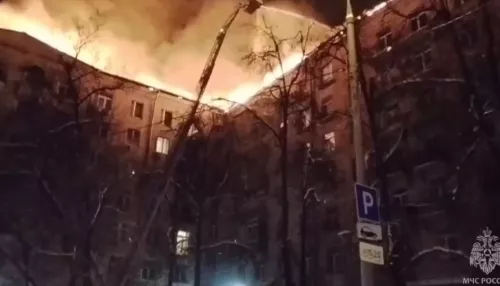 В Москве произошел крупный пожар на крыше жилого дома
