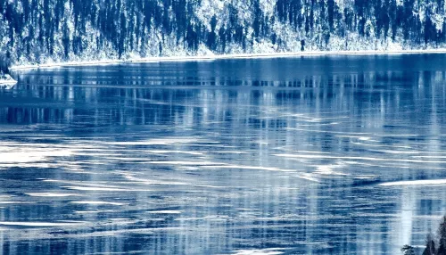 На Алтае запечатлели границу льда на Телецком озере. Фото