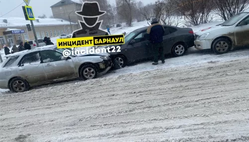 Соцсети: в Барнауле ребенок угнал автомобиль и устроил массовое ДТП