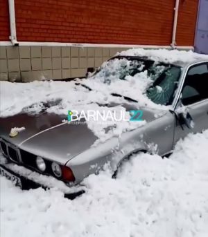 Снег рухнул на машину