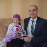 Жительнице Белокурихи к 105-летию передали подарки от Путина и Томенко