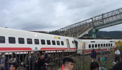 Число жертв железнодорожной аварии  на Тайване увеличилось до 18 человек