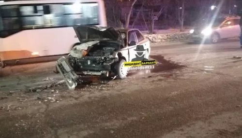 В Барнауле пьяный водитель без прав снес два автомобиля
