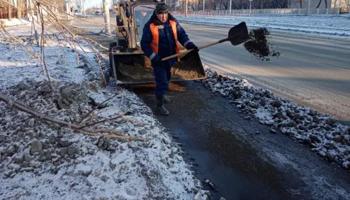 В Барнауле более сотни дорожных рабочих обрабатывают тротуары от гололеда
