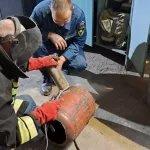 Сотрудники алтайского МЧС делают для бойцов СВО печки из старых газовых баллонов