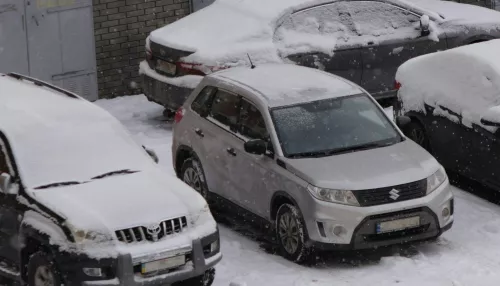 В Новосибирске школьник повредил несколько припаркованных авто на глазах у отца