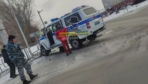 В Барнауле на перекрестке произошло ДТП с участием полицейского автомобиля