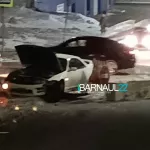 В Барнауле автомобиль протаранил бетонный блок на перекрытой дороге