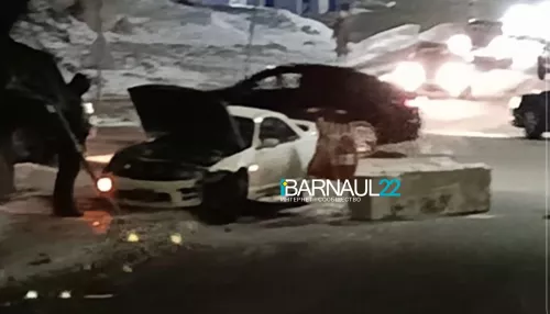 В Барнауле автомобиль протаранил бетонный блок на перекрытой дороге