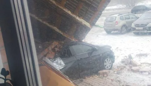 Юрист рассказал, как барнаульцам получить компенсацию за поврежденное в шторм авто