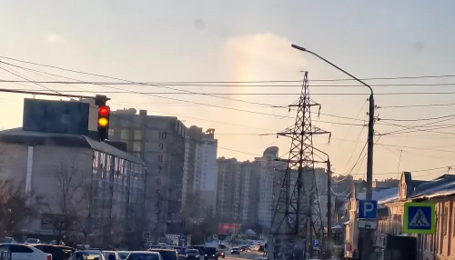 Жители Барнаула после шторма заметили радугу в морозном небе
