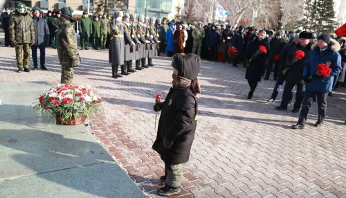 Память бойцов почтили в Барнауле в день 35-летия вывода войск из Афганистана. Фото