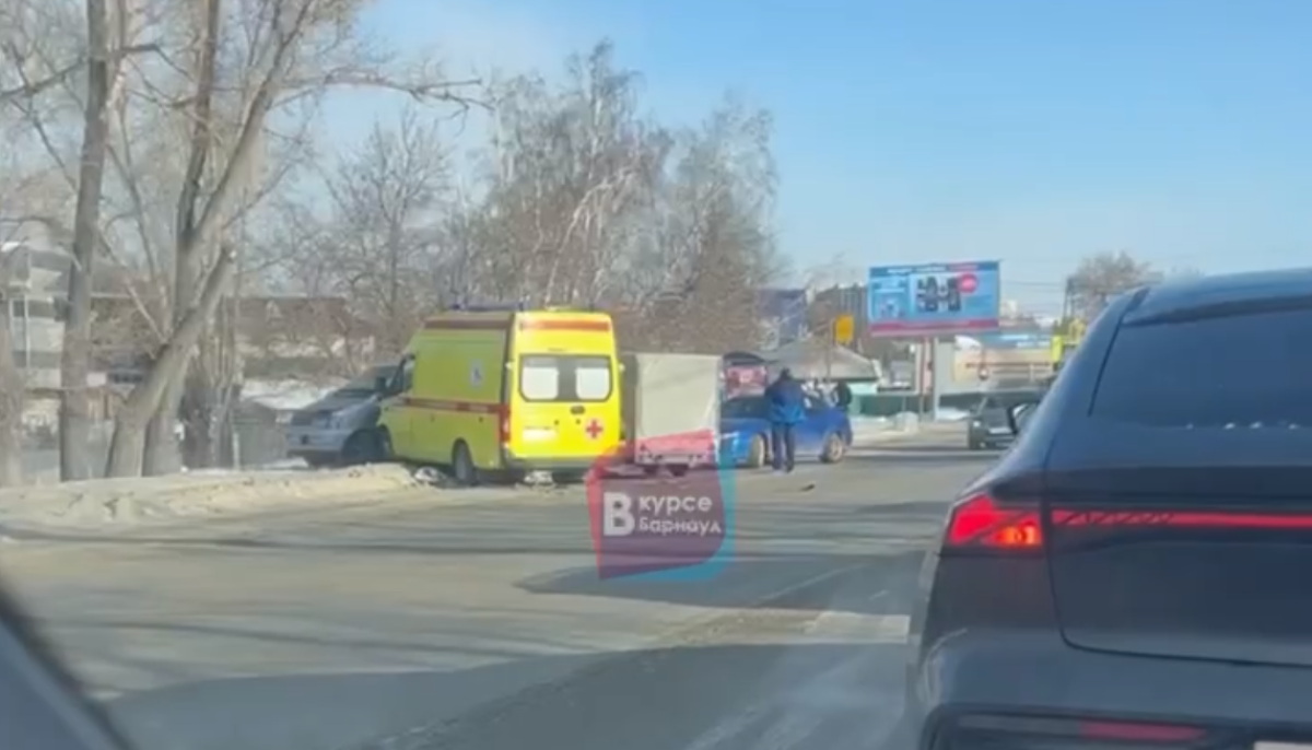 В Барнауле скорая помощь попала в ДТП на Павловском тракте - Толк 15.02.2024