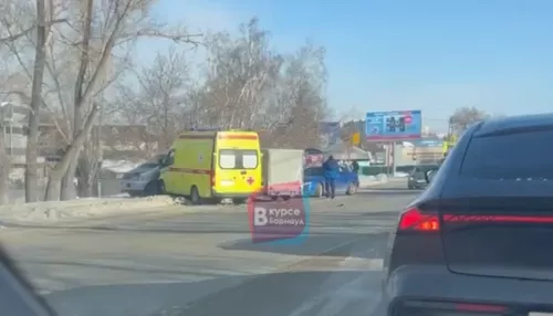 В Барнауле на Павловском тракте случилось ДТП со скорой помощью