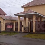 В Барнауле за 53 млн рублей продают просторный коттедж с большим спортзалом