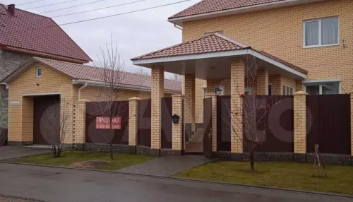В Барнауле за 53 млн рублей продают просторный коттедж с большим спортзалом