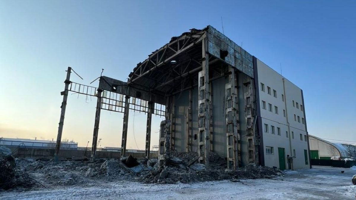 Снос промышленного здания в Барнауле. Промзона