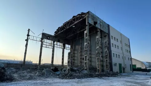 На головы – куски бетона: снос промздания в Барнауле обернулся разрушением соседних