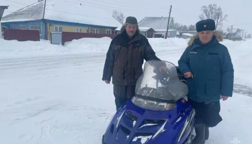 В Алтайском крае два снегохода застряли в полынье