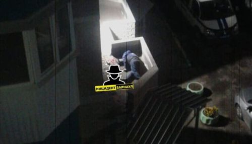 Мужчина выпал с балкона многоэтажного дома в Барнауле