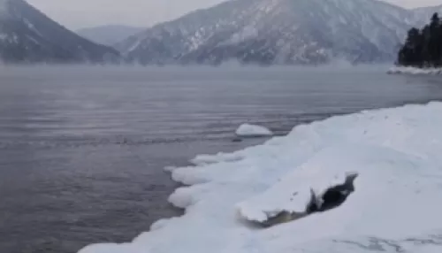 На Алтае запечатлели окутанные туманом воды Телецкого озера