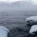 Телецкое озеро парит из-за морозной погоды на Алтае. Фото