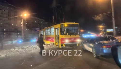 В Барнауле возле ТЦ Весна трамвай сошел с рельсов и выехал на дорогу