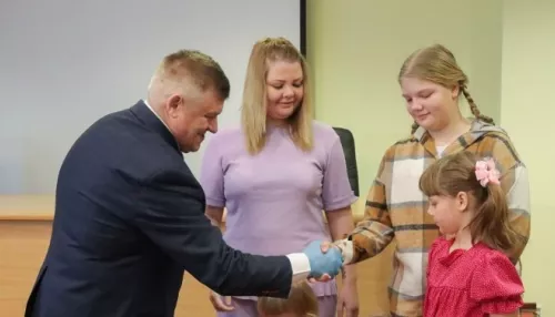Мэр сибирского города вручил сертификаты молодым семьям в резиновой перчатке