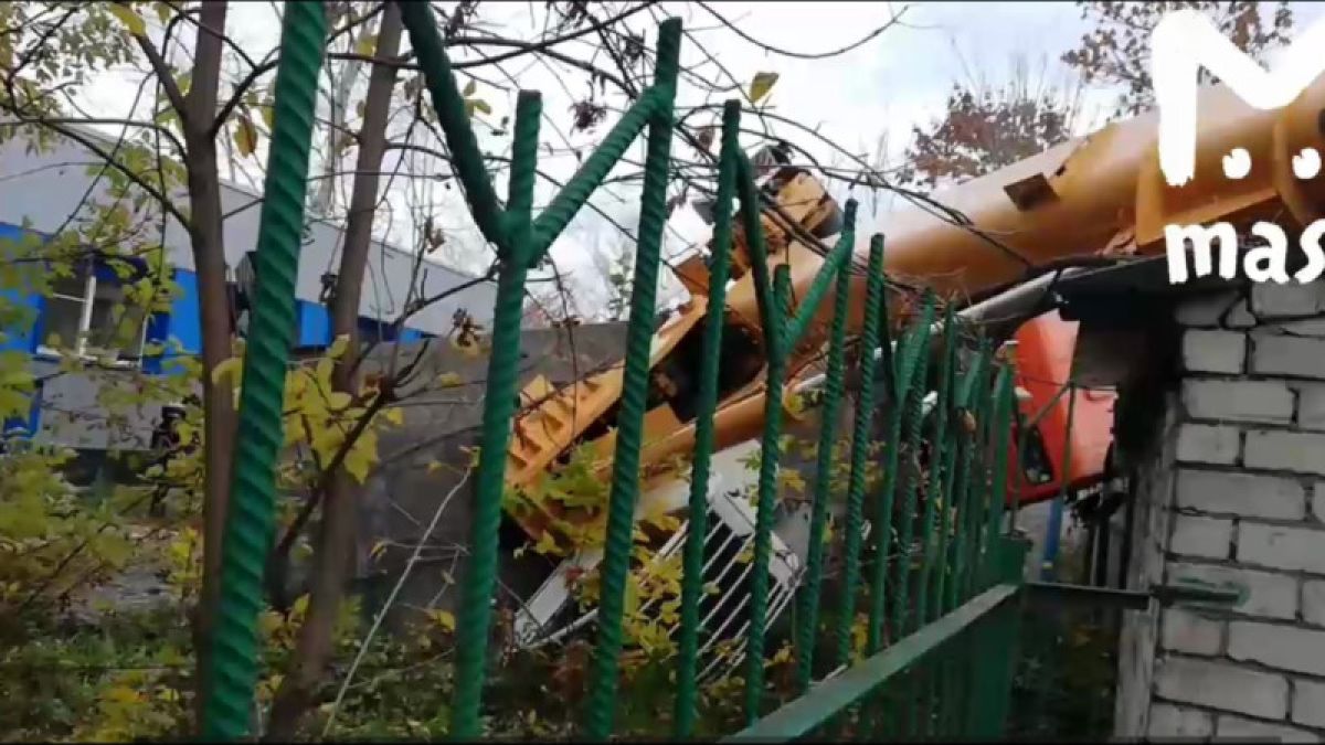 Подъемный кран рухнул на детский сад в Нижнем Новгороде 