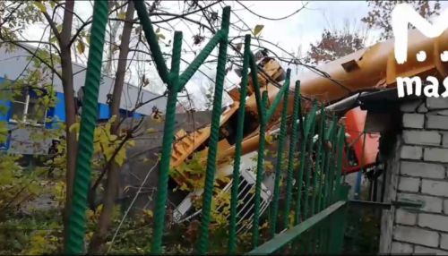 Подъемный кран рухнул на детский сад в Нижнем Новгороде