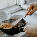 Эксперты перечислили главные ошибки при приготовлении еды